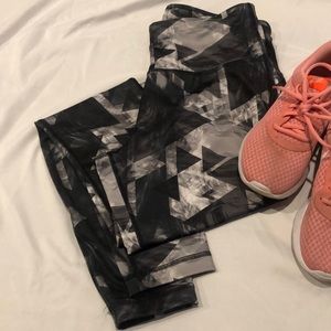 Avia patterned workout leggings